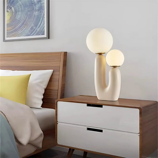 Konstnärlig bordslampa med resinbas och frostat glas – modern skulptur för sovrum och vardagsrum