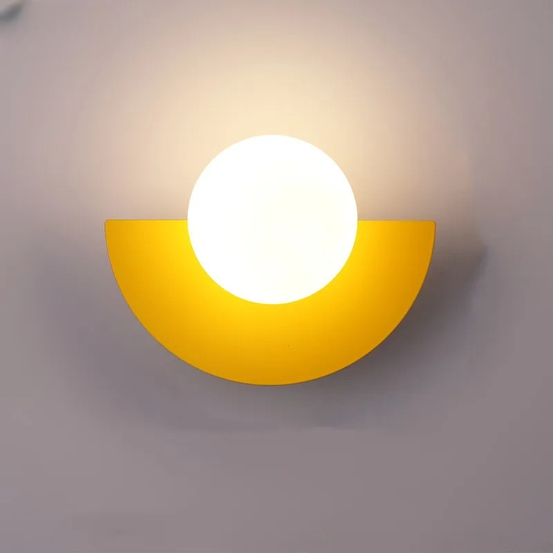 Nordisk vägglampa i färgad metall med LED för sovrum vardagsrum korridor