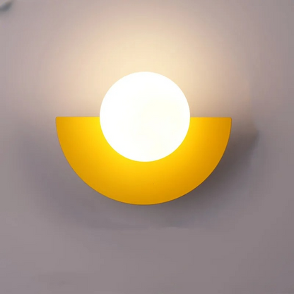 Nordisk vägglampa i färgad metall med LED för sovrum vardagsrum korridor