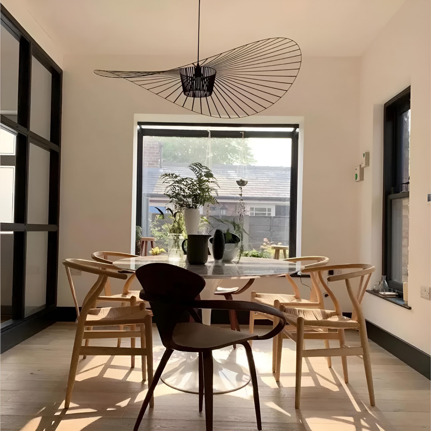 Nordisk Vertigo taklampa i metall asymmetrisk design för matsal vardagsrum sovrum